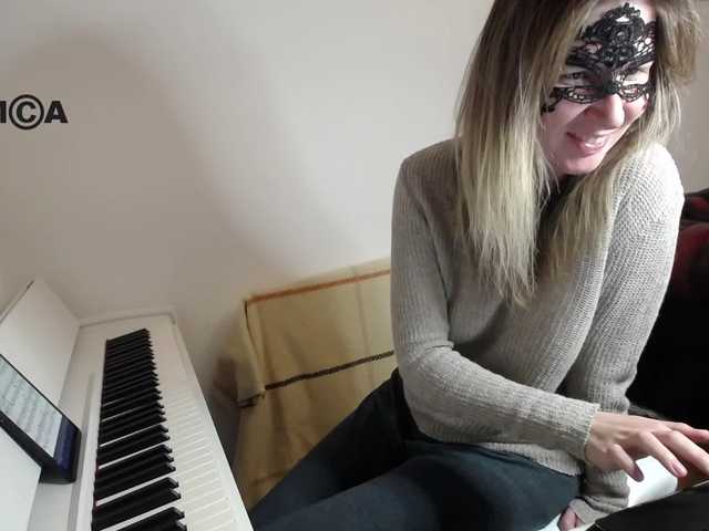 Fotky PianoGirl Hi, Im Anastasia! Applause - 1tk+